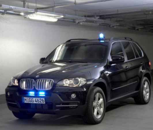 В Кирове по встречке ездит BMW с «мигалками»