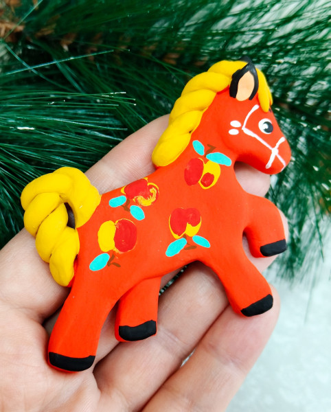 «Вятская матрешка» представляет особую коллекцию — авторские фигурки и магниты лошадок!