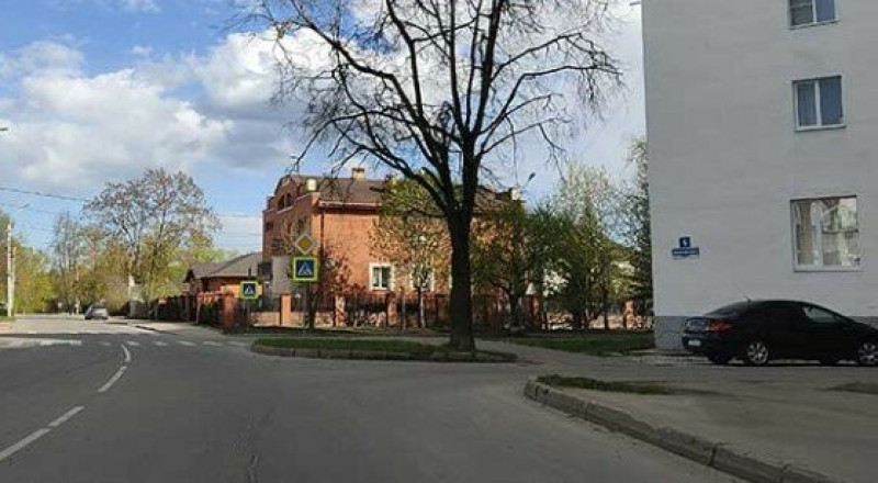 Является ли выезд с прилегающей территории дорогой (улицей)? Распространяются ли на выезд с прилегающей территории на дорогу (улицу) требования к пересечениям дорог (улиц) в одном уровне?