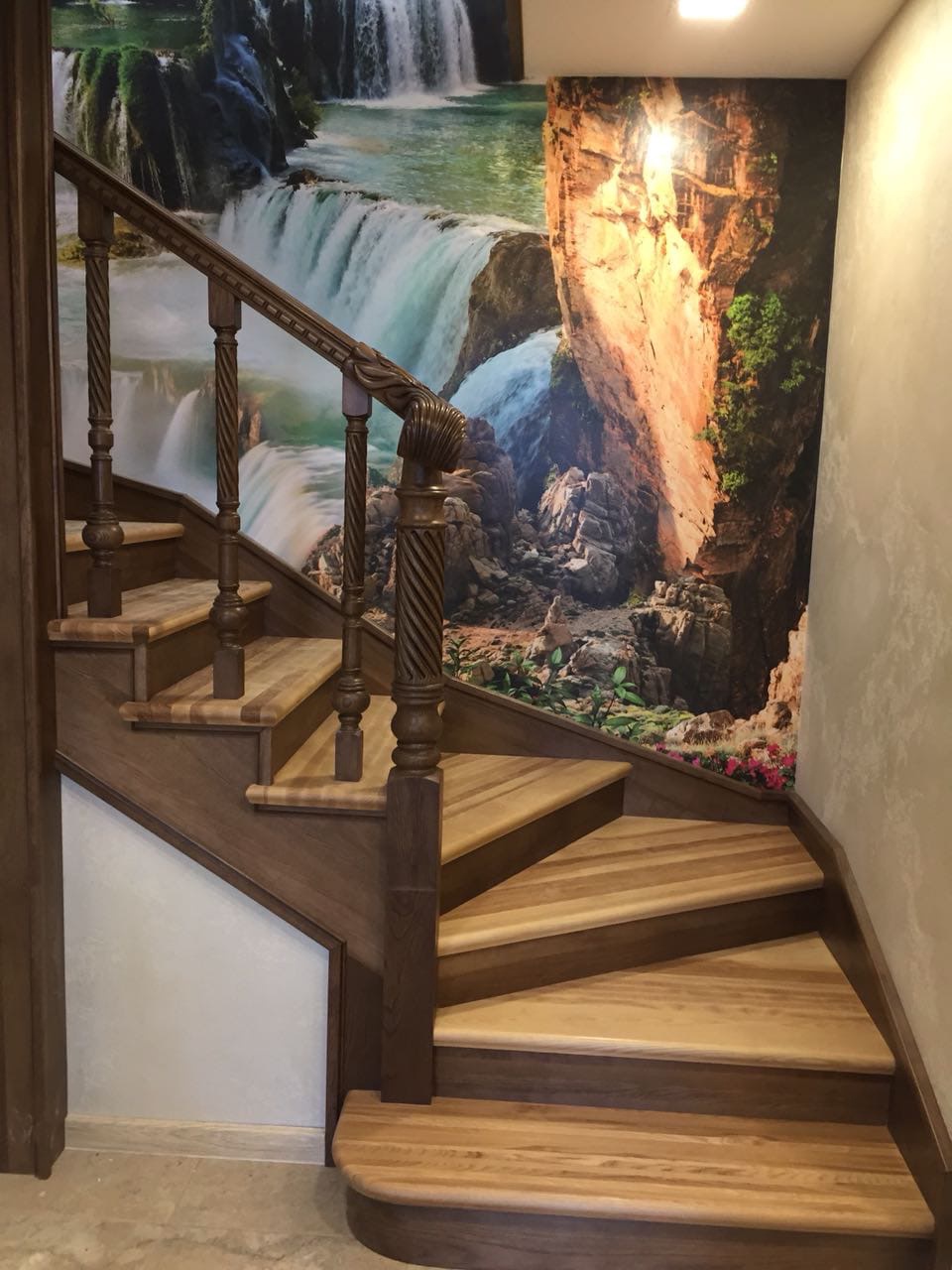 Лестницы из массива дерева - привлекательно и долговечно!