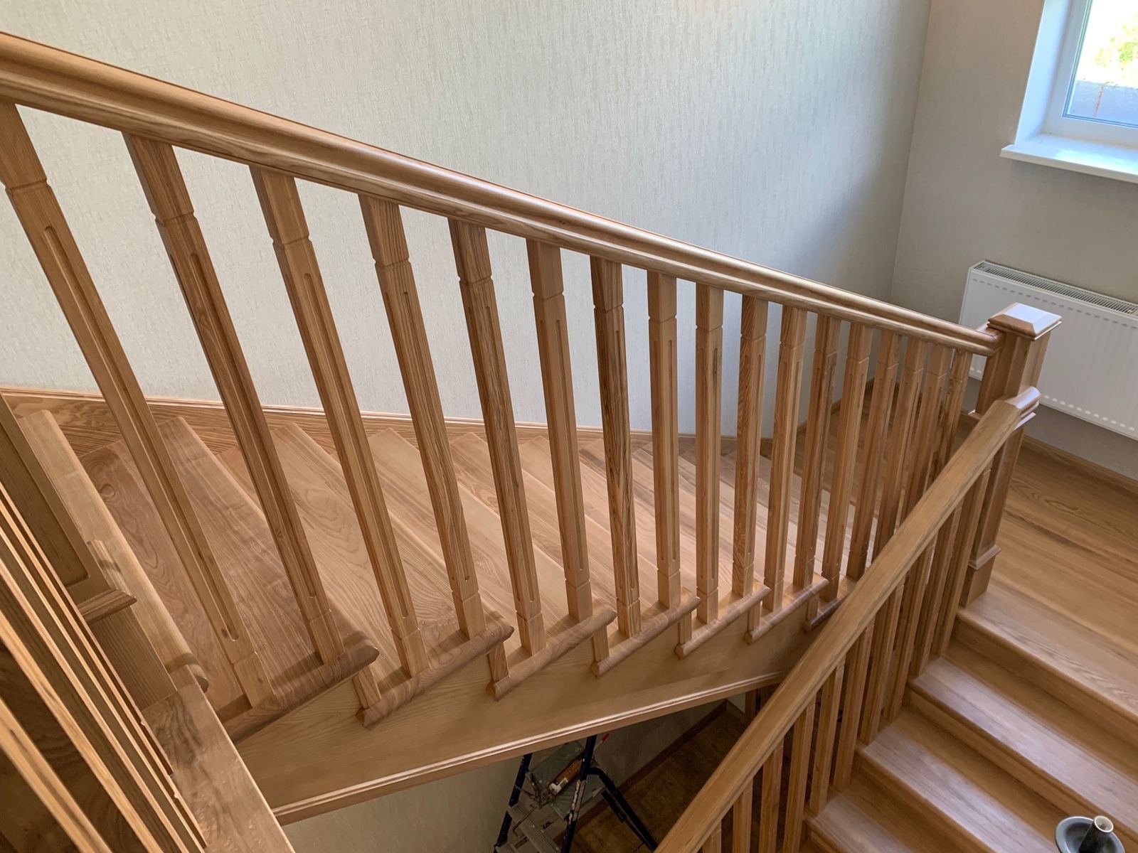 Лестница из массива - особый элемент интерьера вашего дома