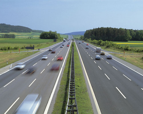 На российских дорогах увеличат максимально допустимую скорость до 130 км/ч.