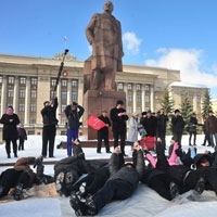 В Кирове предприниматели легли на снег в знак протеста против уничтожения их бизнеса!