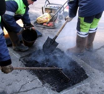В Кирове продолжается ямочный ремонт дорог!