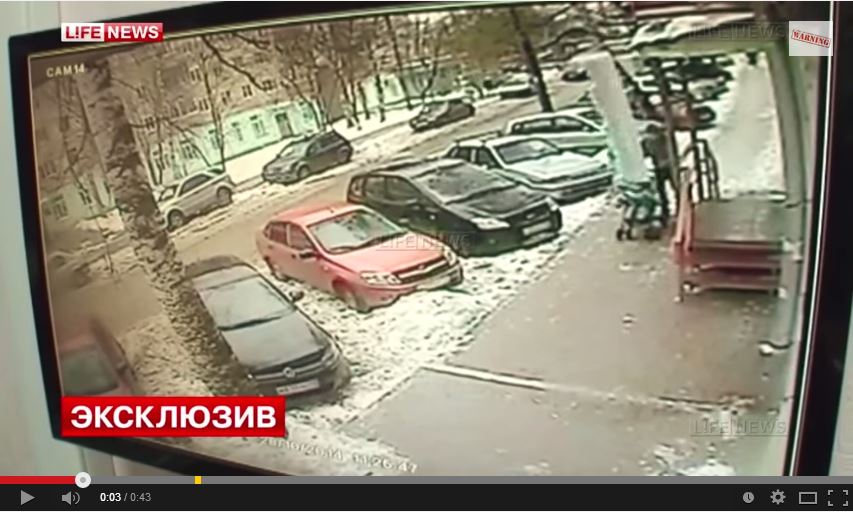 В Кирове снежная глыба рухнула на коляску с ребенком! Коммунальщики отрицают свою вину