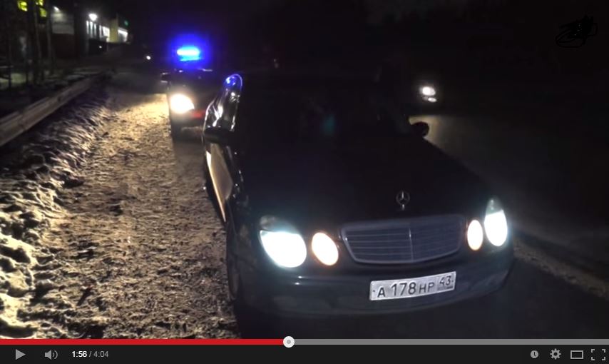 В Кирове неизвестные на Мерседесе расстреляли внедорожник, в котором ехала с семья с ребенком