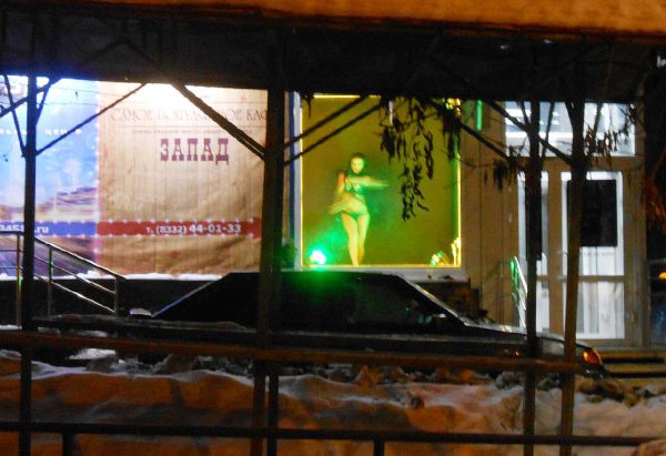 Прокуратуру попросили запретить эротические танцы в «витрине» ночного клуба «Неон»