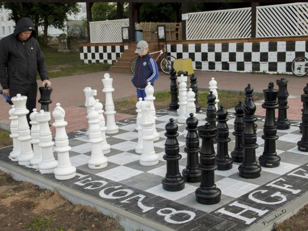 На Набережной Грина в Кирове установили гигантскую шахматную доску