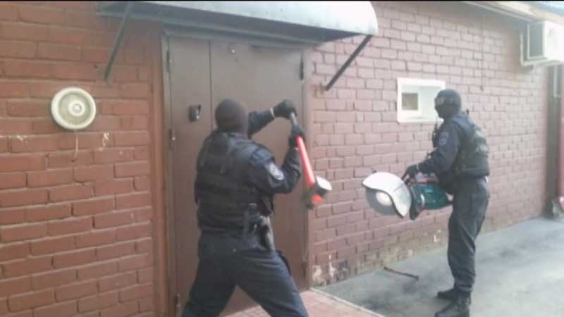 В Кирове полиция и бойцы СОБРа взяли штурмом подпольное казино