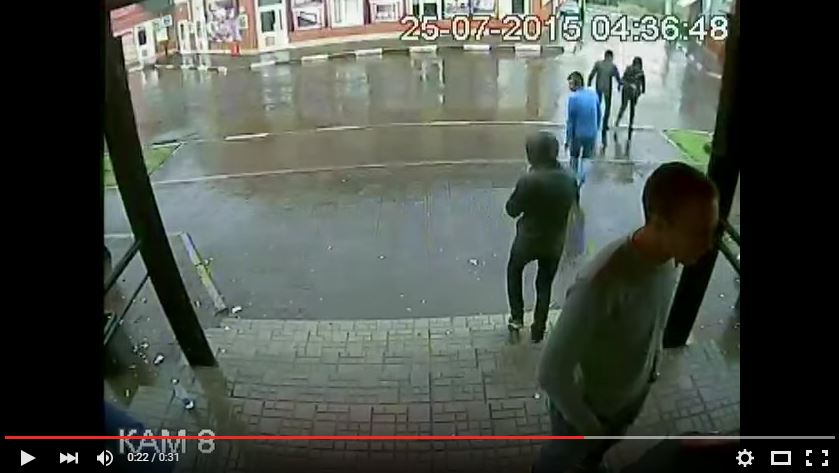 В центре Кирова трое молодых людей избили и ограбили 22-летнюю девушку: ВИДЕО