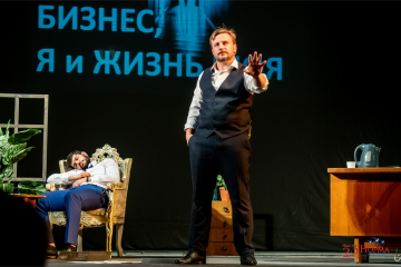 Зал аплодировал стоя!