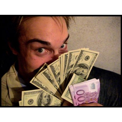 Зарплата госслужащих в Кировской области выше и растет быстрее, чем зарплата 